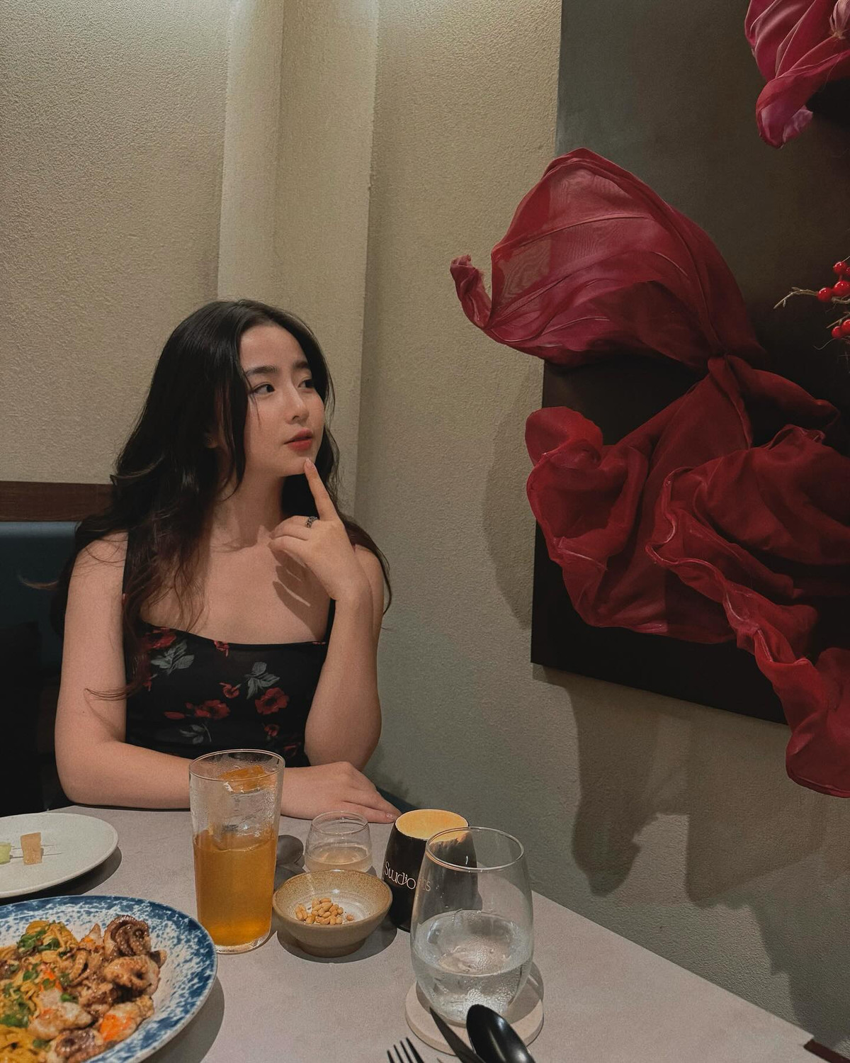 Cựu hot girl sinh năm 1995 còn được nhiều báo nước ngoài đăng tải, ca ngợi như "khuôn vàng thước ngọc" cho vẻ đẹp của con gái Việt Nam.