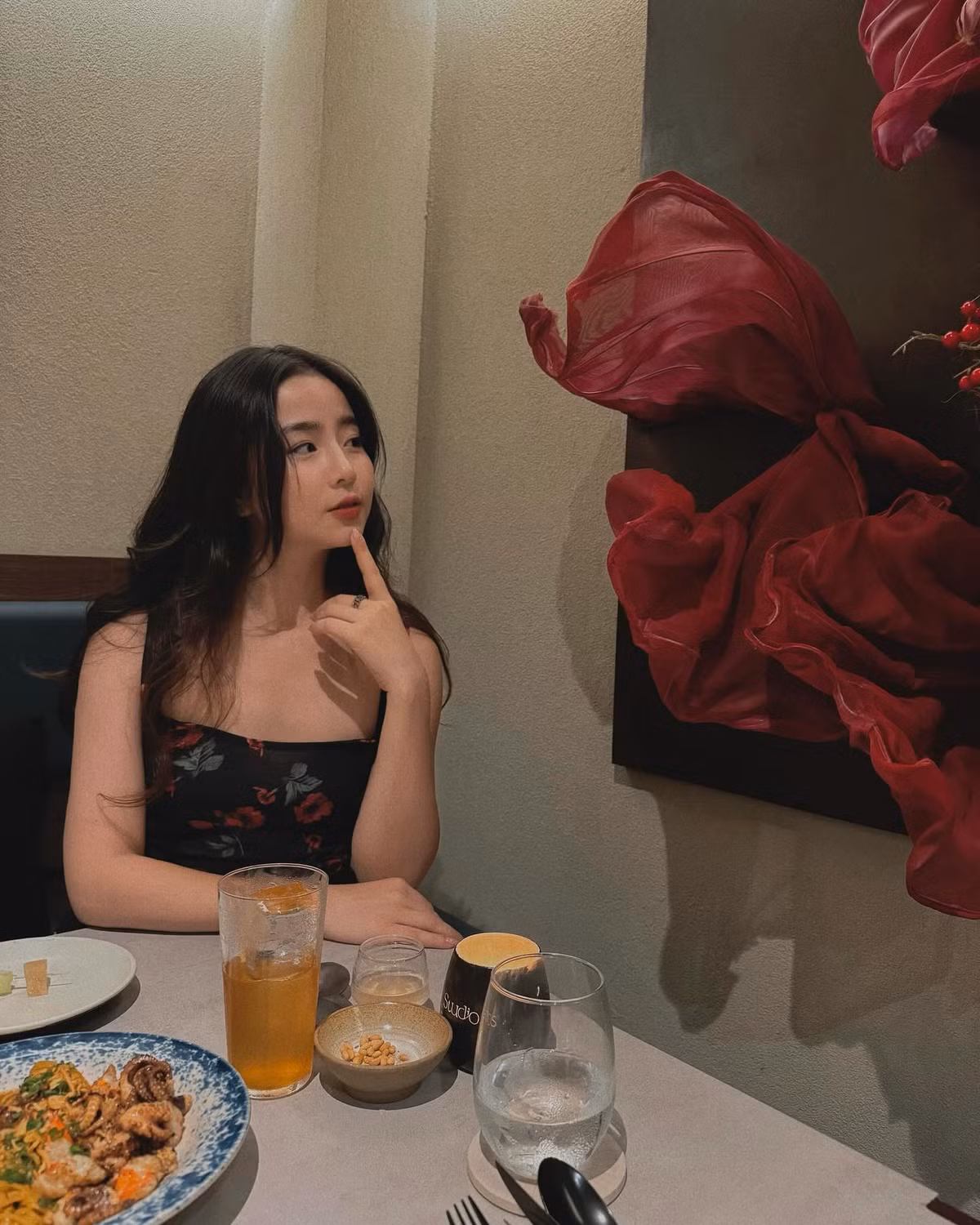 Cựu hot girl sinh năm 1995 còn được nhiều báo nước ngoài đăng tải, ca ngợi như "khuôn vàng thước ngọc" cho vẻ đẹp của con gái Việt Nam.