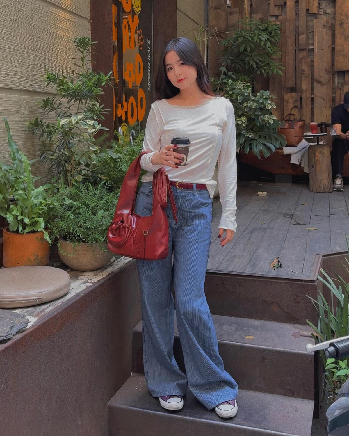 Một số tờ báo Trung Quốc còn ưu ái gọi Nam Thương là "búp bê đời thực", "nữ thần" vì vẻ đẹp mong manh, thùy mị tự nhiên.