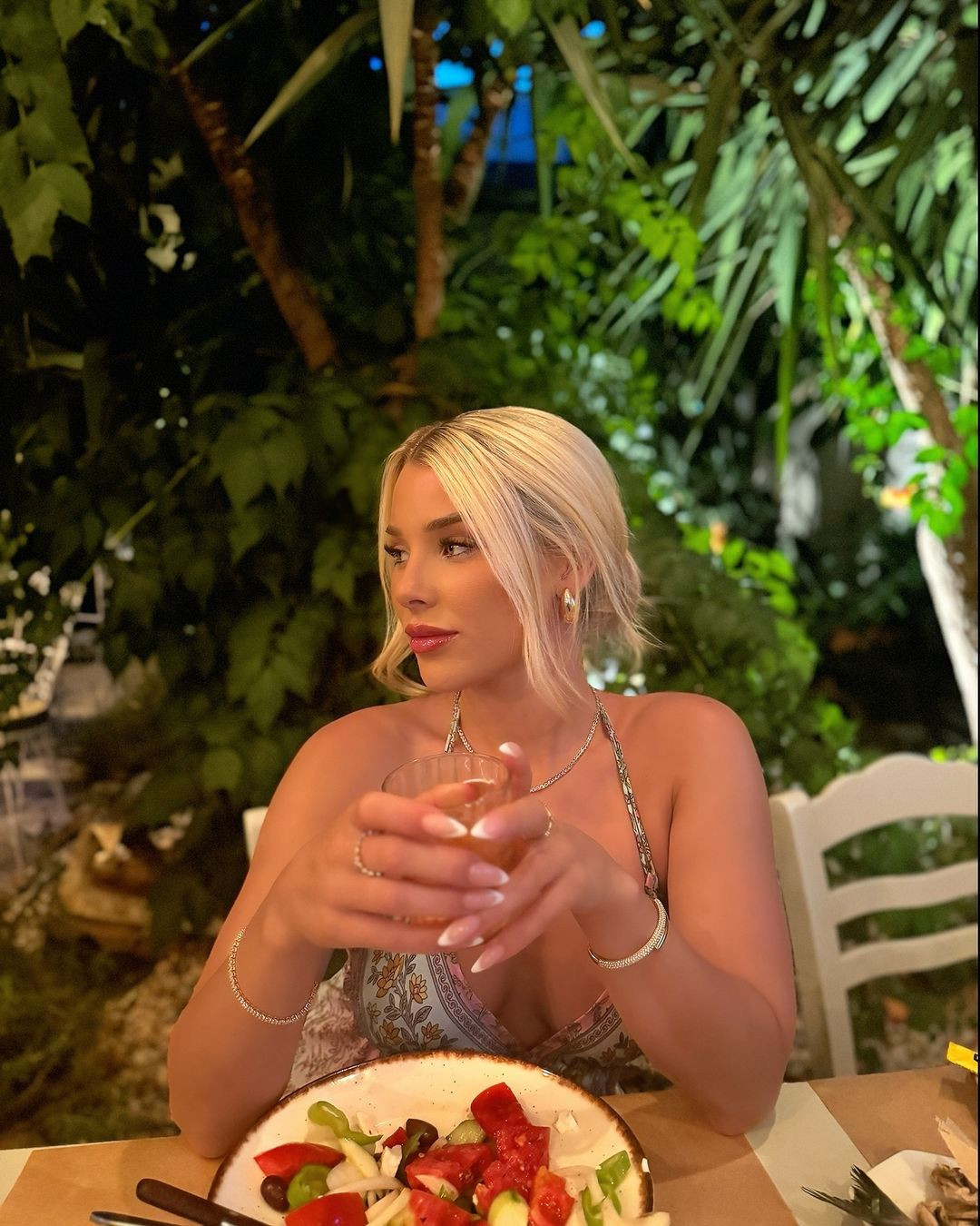 Madelene là một nữ cầu thủ không quá nổi bật nhưng cô có thể kiếm tiền rất nhiều từ các hoạt động trên mạng xã hội.