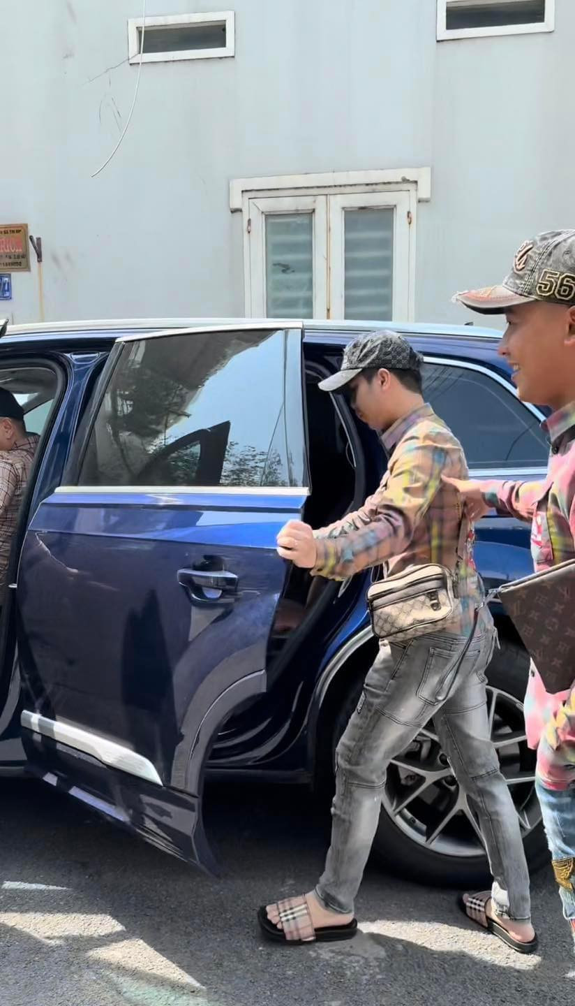 Quang Linh được biết đến từ những vlog ghi lại cuộc sống sinh hoạt ở châu Phi. Anh được yêu mến bởi tính cách hài hòa, thân thiệt, hài hước.