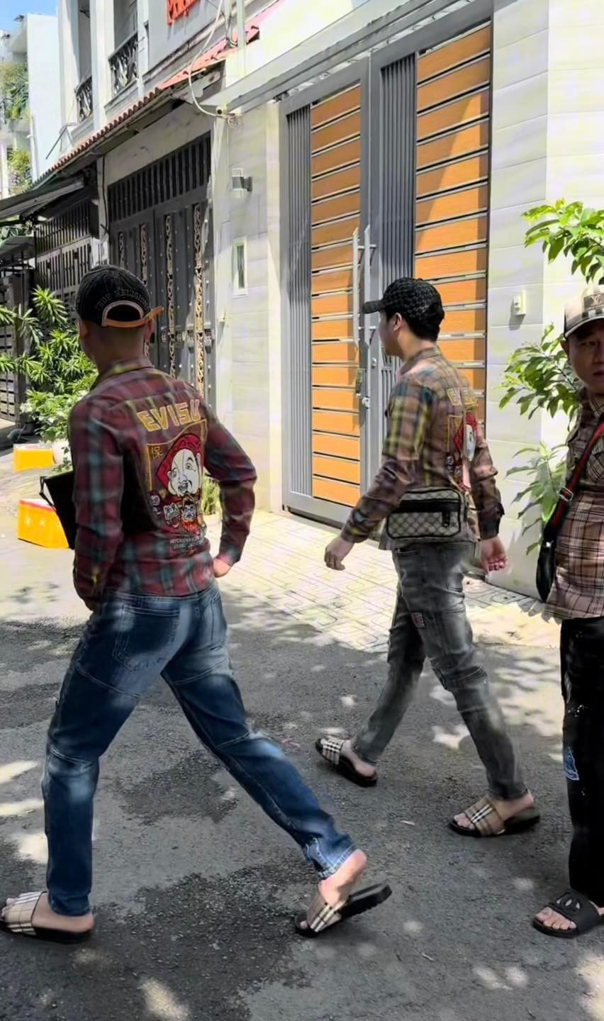 Trước đó, Lê Dương Bảo Lâm, anh trai Pháp Kiều, anh trai Phạm Đình Thái Ngân,.... cũng từng đầu tư outfit tương tự khiến netizen “cười mệt nghỉ”.