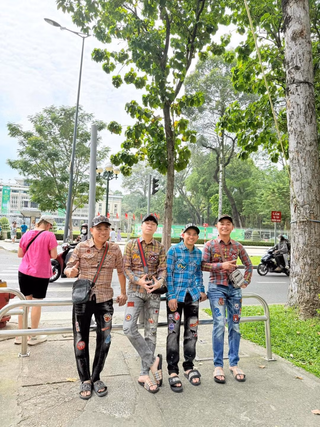 Mới đây trên trang cá nhân, Quang Linh vừa đăng tải loạt khoảnh khắc anh cùng hội team châu Phi và những người bạn diện đồ "boy phố" khiến nhiều người cười lên cười xuống vì quá hài hước.