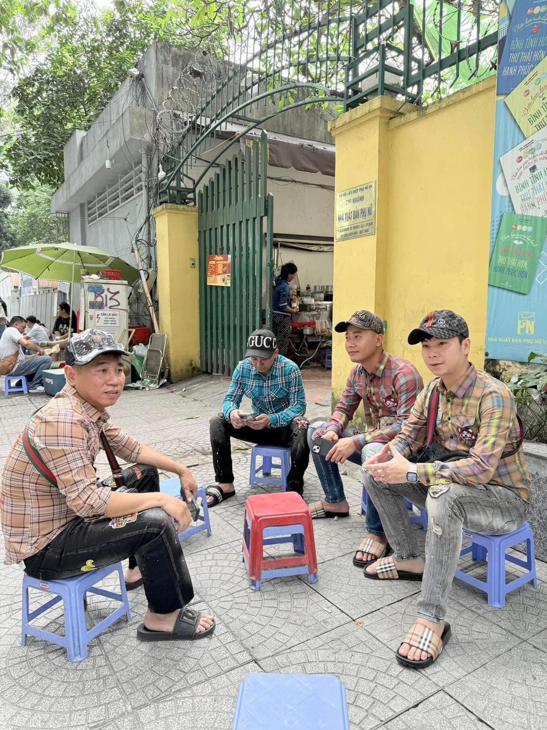 Giao diện "boy phố" này có phần hơi quê mùa, lỗi thời với đủ combo áo kẻ sọc, quần jean ống bó vẩy sơn hoặc rách, dán sticker, đội mũ lưỡi trai cùng đôi dép được fake từ những thương hiệu nổi tiếng.