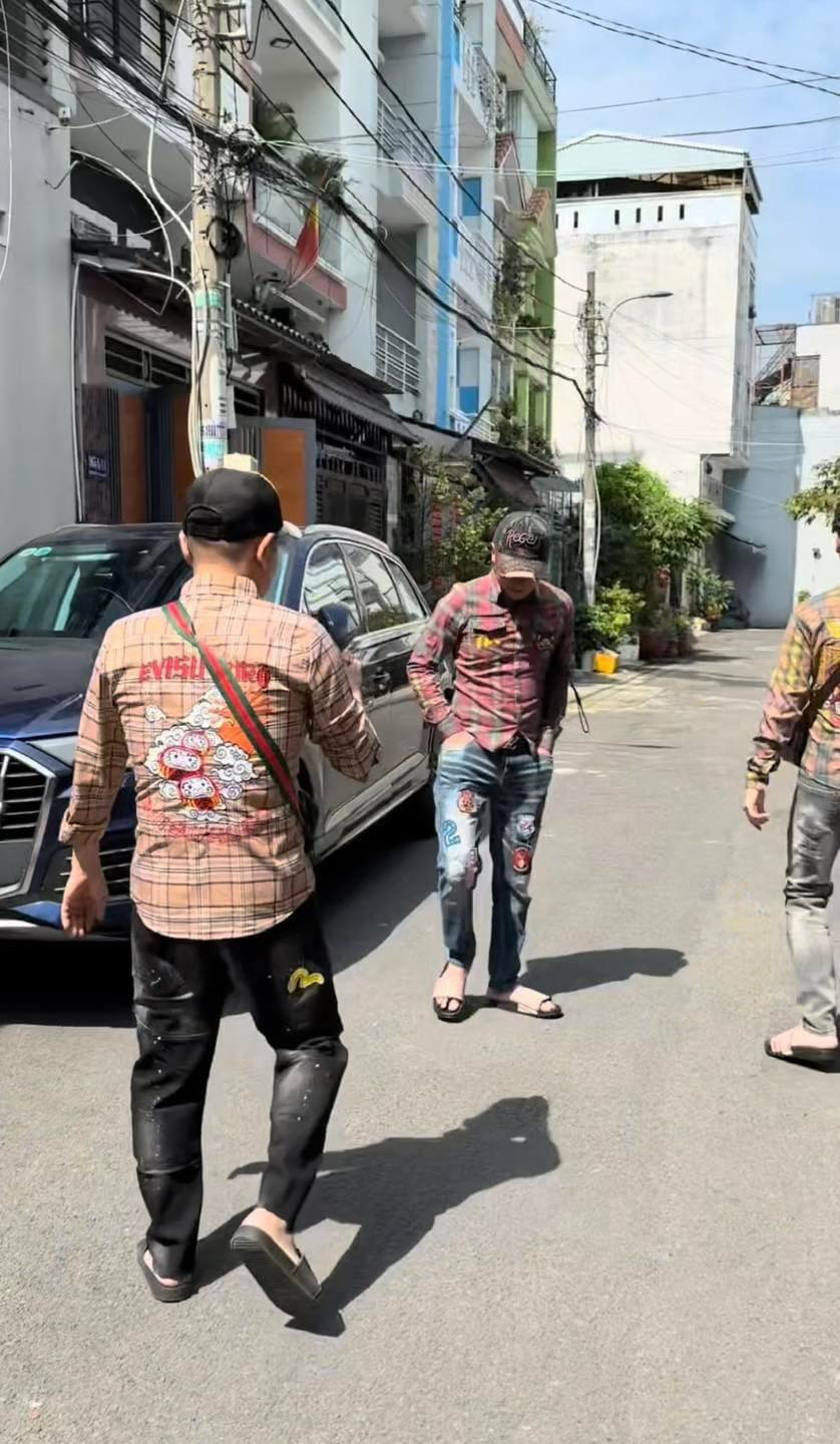 Hiện tại, clip ghi lại hình ảnh mới này do chính chủ đăng tải trên TikTok đang gia tăng lượt view với tốc độ chóng mặt. Hình ảnh được đăng lên trang cá nhân và fanpage của Quang Linh cũng hút hàng chục nghìn yêu thích cùng hàng nghìn bình luận khác nhau.