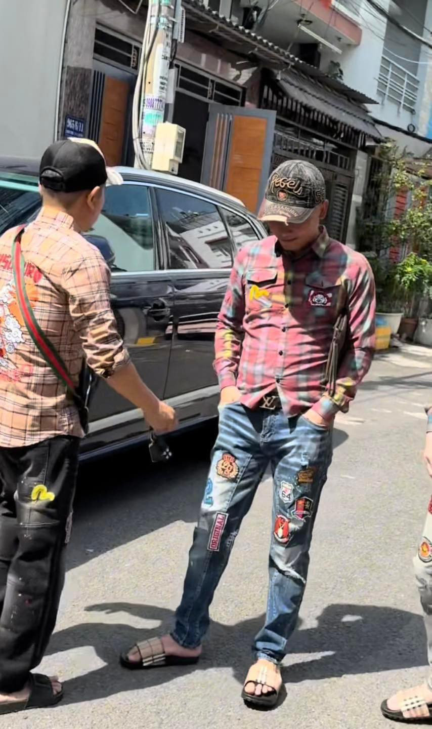 Nhiều netizen cho hay Quang Linh Vlogs ngày càng “mặn mòi”, hài hước và còn nhiệt tình bắt trend: "Chịu mấy ông này luôn, không còn nhận ra Quang Linh haha", "Boy phố đây saooo", "Tự nhiên thấy boy phố cũng được, cũng đẹp trai".