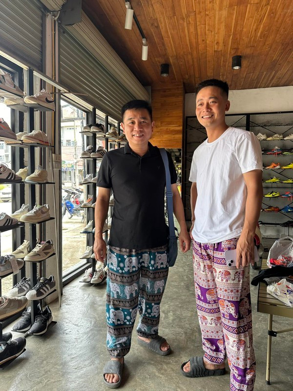 Một lần khác trang phục của Quang Linh trở thành tâm điểm khi xuất hiện. Anh chàng gây bất ngờ khi diện chiếc quần màu tím "mộng mơ". Khoảnh khắc này đã được Tiến Nguyễn - thành viên trong team Quang Linh chia sẻ với dòng chú thích hài hước: “Em là cứ phải màu tím mới chịu”. (Ảnh: Tiktok, FBNV)