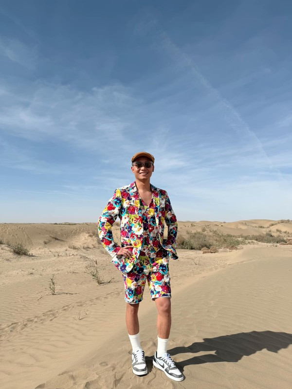 Ngoài ra anh cũng không ít lần diện đồ "chẳng giống ai". Set đồ cực "hoa hòa hoa sói" được Quang Linh diện khi team Quang Linh cùng Hằng Du Mục vừa sang Tân Cương - Trung Quốc để phát sóng những buổi trực tiếp ngay trên đất nước bạn.