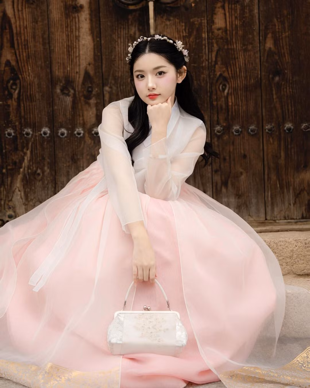 Cô nàng sở hữu gương mặt búp bê với đôi mắt to tròn, làn da trắng mịn, bờ môi chúm chím.