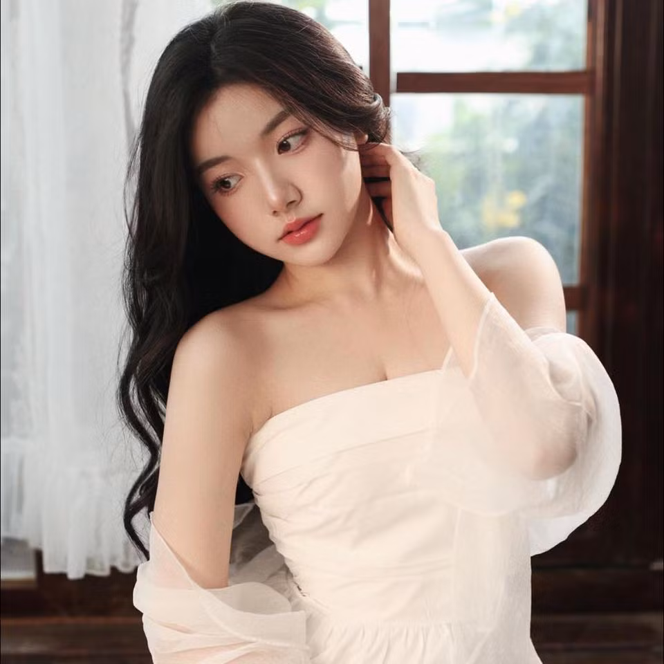 Quỳnh Trương (sinh năm 2002 tại Nghệ An). Cô nàng từng là sinh viên ngành Công nghệ Thông tin, Trường Đại học Kinh tế Quốc dân.