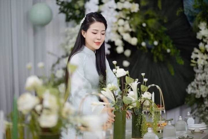 Được biết, Kiều Oanh lớn hơn Hồng Duy 1 tuổi và là con gái của tổng giám đốc một công ty cao su lớn ở Gia Lai.