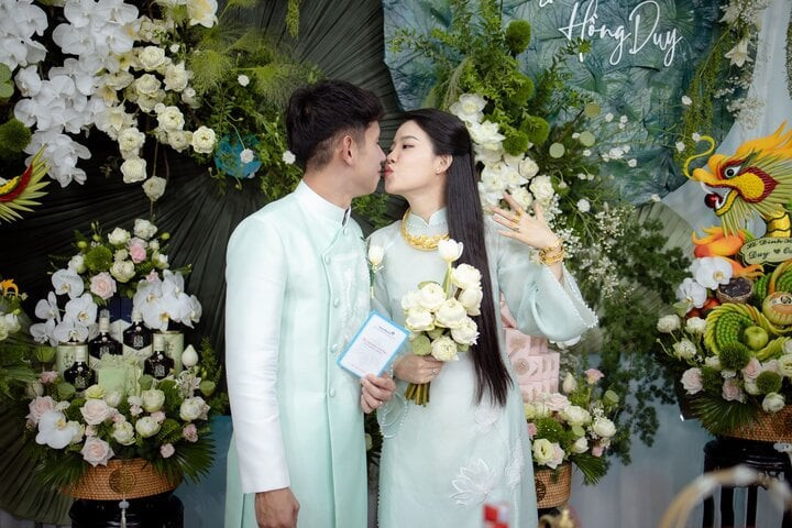 Như vậy chỉ vỏn vẹn năm tháng sau khi làm đám cưới, Hồng Duy và Kiều Oanh đã chào đón con đầu lòng.