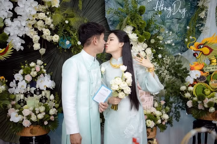 Như vậy chỉ vỏn vẹn năm tháng sau khi làm đám cưới, Hồng Duy và Kiều Oanh đã chào đón con đầu lòng.