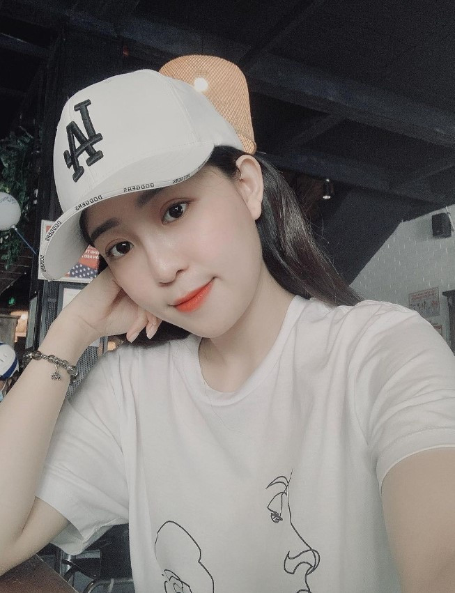 Kiều Oanh được quý mến khi thường làm từ thiện. Hiện tại, công việc của Kiều Oanh là kinh doanh đá phong thuỷ. (Ảnh: FBNV, Linh Nga Bridal)