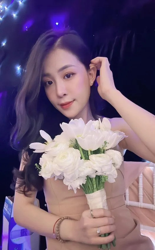 Không những xinh đẹp, Kiều Oanh còn có học vấn cao. Cách đây 2 năm, Kiều Oanh đã tốt nghiệp thạc sĩ ngành Việt Nam học ở Trường Đại học Sư phạm, Đại học Đà Nẵng.