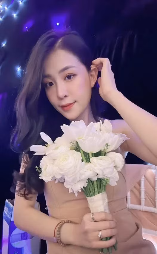 Không những xinh đẹp, Kiều Oanh còn có học vấn cao. Cách đây 2 năm, Kiều Oanh đã tốt nghiệp thạc sĩ ngành Việt Nam học ở Trường Đại học Sư phạm, Đại học Đà Nẵng.