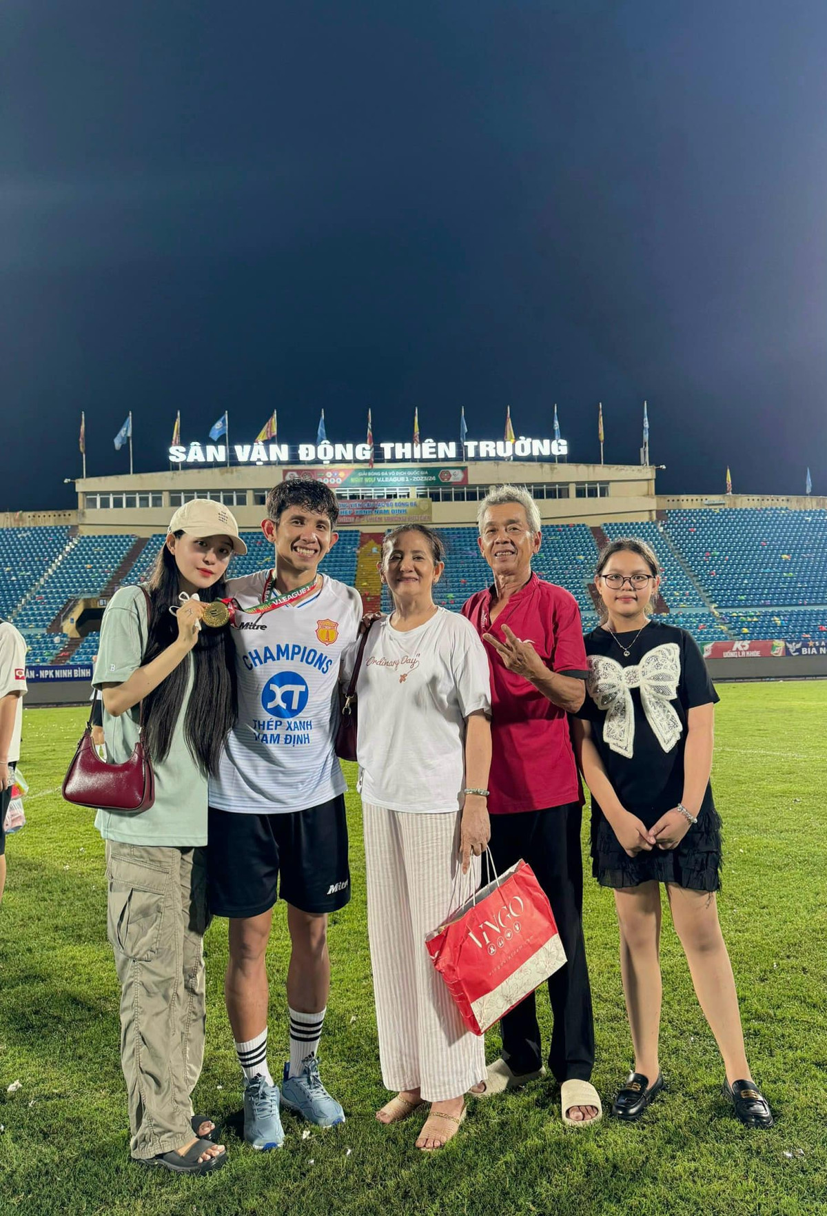 Bà xã Hồng Duy sở hữu nhan sắc xinh đẹp, toát ra sự dịu dàng, nền nã. Với làn da trắng và gương mặt ưa nhìn, cùng khuôn miệng nhỏ xinh, Kiều Oanh gây ấn tượng mỗi khi xuất hiện bên cạnh Hồng Duy.