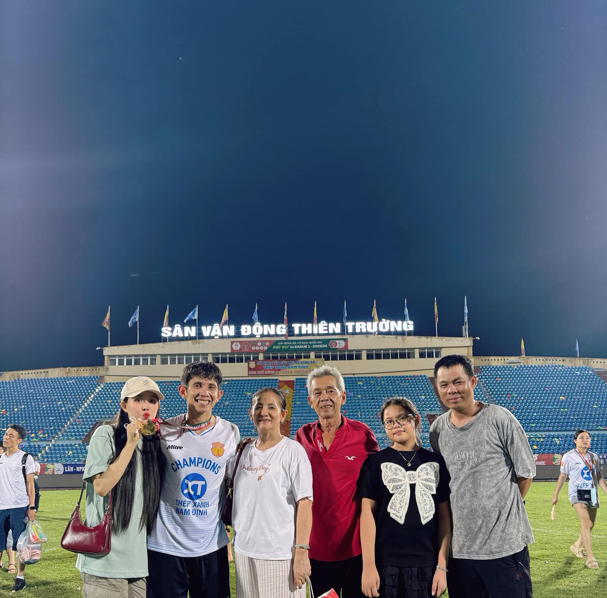 Cô luôn xuất hiện với anh trong những trận đấu quan trọng.