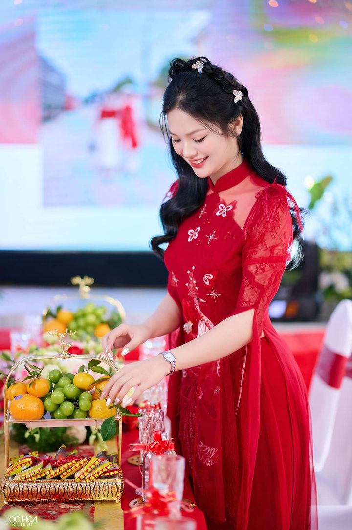 Đám hỏi của cặp đôi diễn ra rất hoành tráng. Nhà trai mang theo 10 kiệu sính lễ đi hỏi cưới cô dâu, mỗi kiệu cần 2 người khiêng.