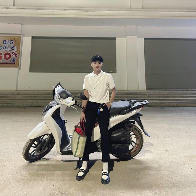 Vĩnh Ngôn chia sẻ bản thân muốn nỗ lực phấn đấu nhiều hơn để không bị ảnh hưởng quá lớn từ cái bóng của bố. (Ảnh: FBNV)