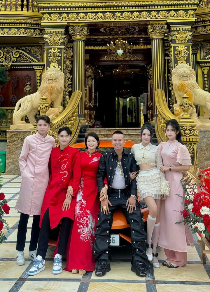 Cô gái này từng tham gia cuộc thi “Nữ thanh niên thanh lịch huyện Đô Lương năm 2023", lọt top 5 và giành giải phụ “Người đẹp được khán giả bình chọn nhiều nhất”.