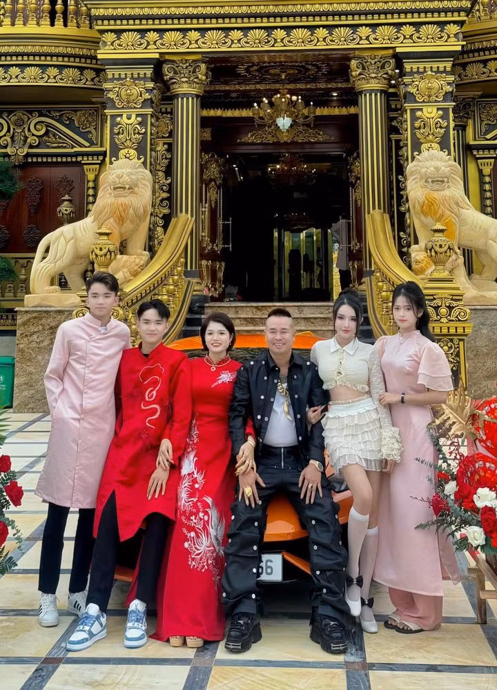 Cô gái này từng tham gia cuộc thi “Nữ thanh niên thanh lịch huyện Đô Lương năm 2023", lọt top 5 và giành giải phụ “Người đẹp được khán giả bình chọn nhiều nhất”.