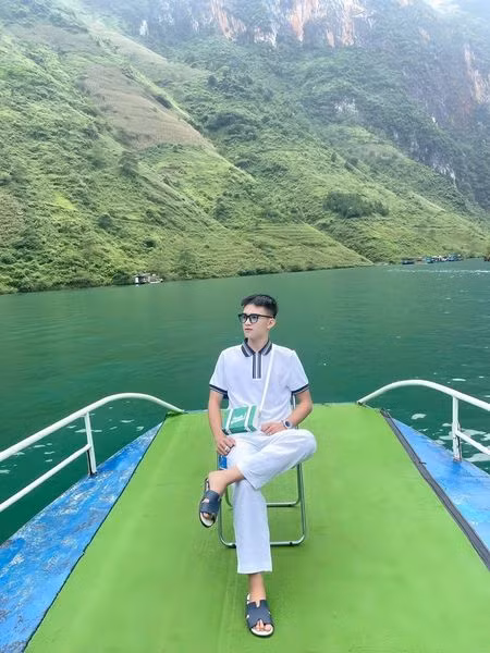 Đại gia Nguyễn Vĩnh Thoan có 4 người con, 2 trai, 2 gái, trong đó Vĩnh Ngôn là con trai thứ 2. “Cậu ấm” nhà “đại gia đồng nát” hiện đang bắt đầu tham gia vào việc quản lý doanh nghiệp buôn bán phụ tùng ô tô, ô tô cũ của gia đình.