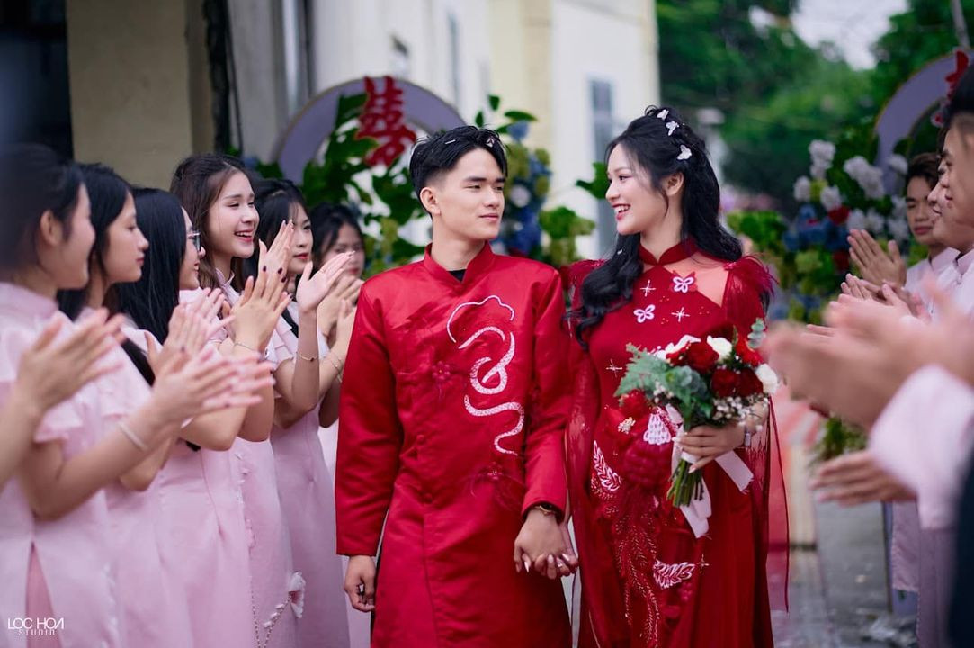 Hình ảnh hoành tráng trong lễ kết hôn của cặp đôi khiến nhiều người không khỏi xuýt xoa.