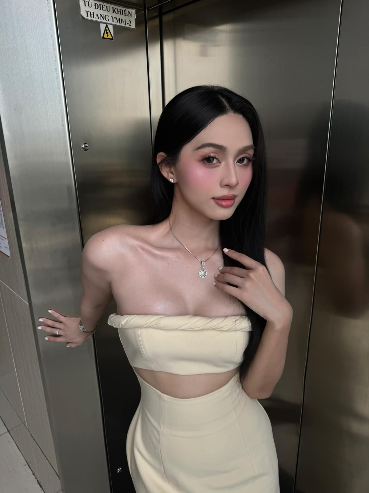 Đoạn video cô nàng pose dáng trước backdrop của chương trình nhận về hàng trăm nghìn lượt xem cùng nhiều bình luận xuýt xoa về nhan sắc.