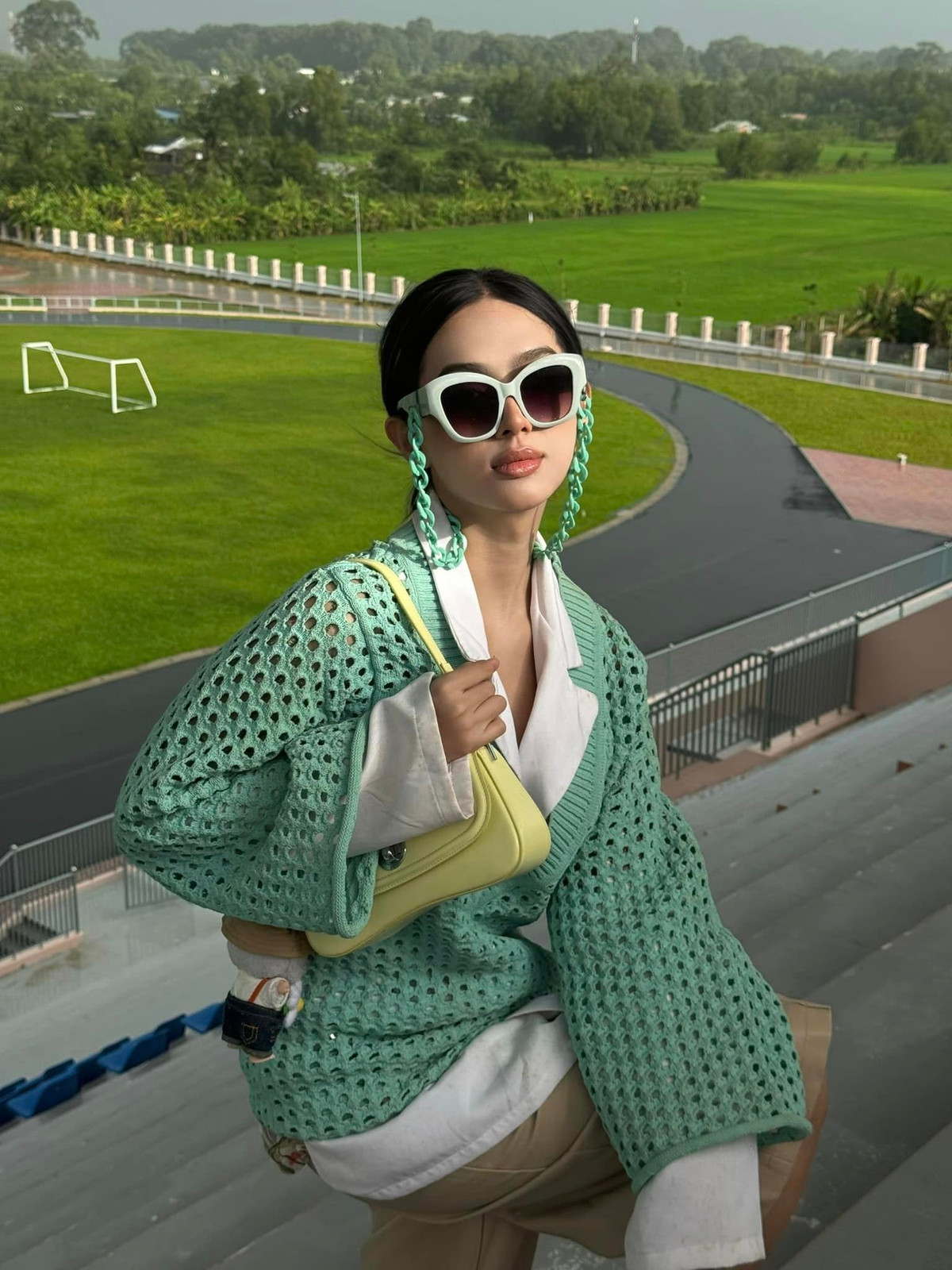 Với lợi thế hình thể, người đẹp có thể cân được nhiều loại phong cách khác nhau, từ cá tính đến nhẹ nhàng, ngọt ngào.