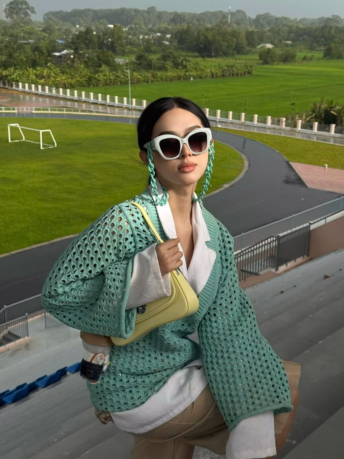 Với lợi thế hình thể, người đẹp có thể cân được nhiều loại phong cách khác nhau, từ cá tính đến nhẹ nhàng, ngọt ngào.