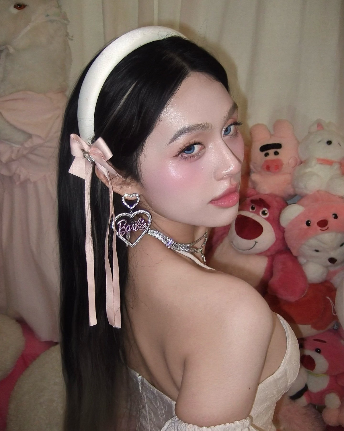 Không chỉ vậy, mỹ nhân sinh năm 2002 còn gây ấn tượng bởi thân hình nuột nà và làn da mịn màng mướt mắt.