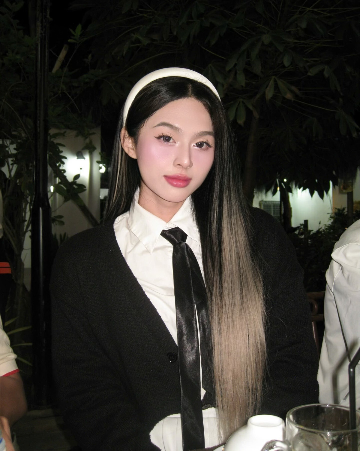 Liberry Phạm gây ấn tượng với đường nét sắc sảo, vừa mang vẻ ngọt ngào nhưng vẫn không kém phần sang chảnh, quyến rũ.