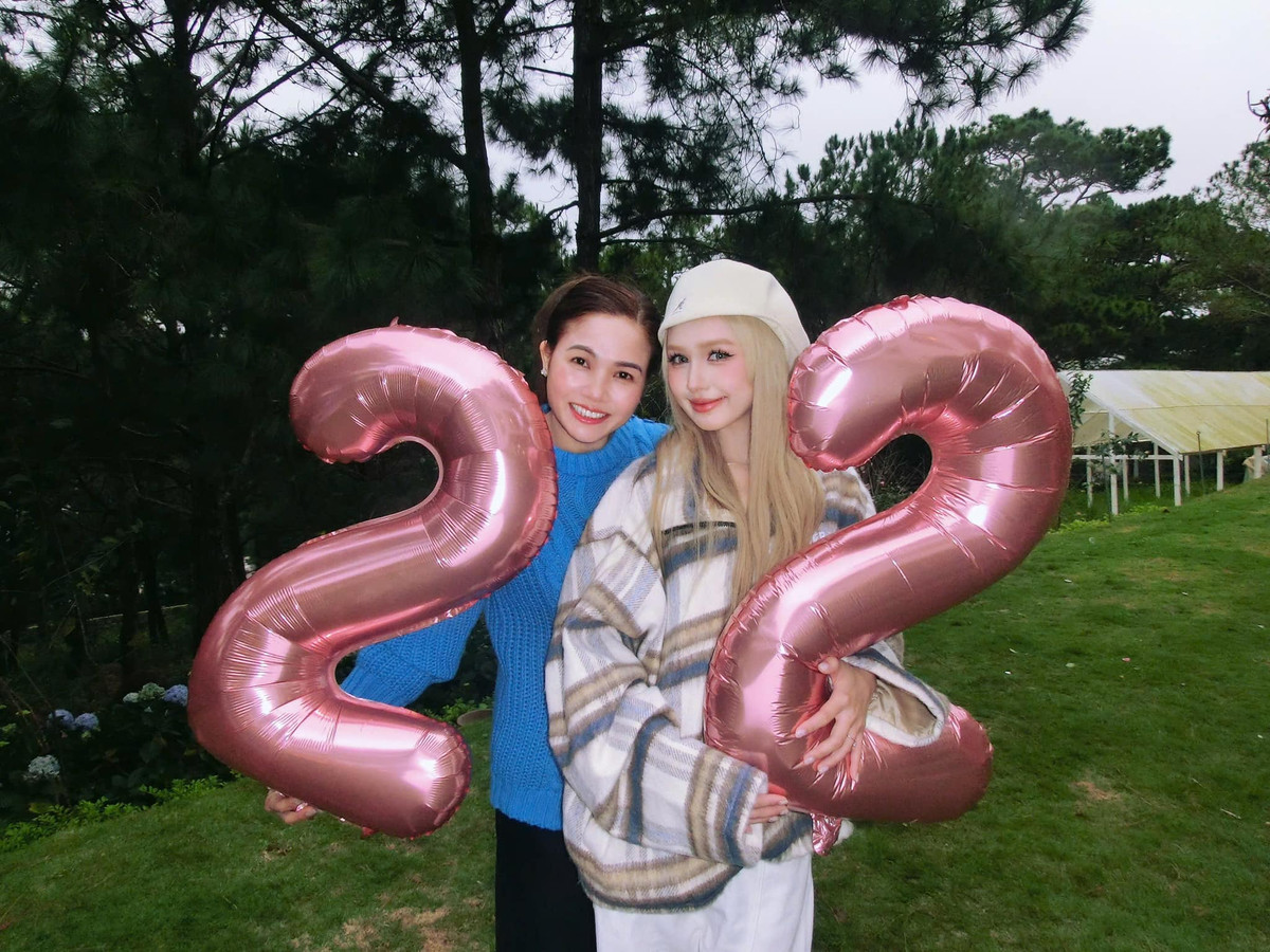 Trong loạt ảnh, Xoài Non rạng rỡ chụp ảnh cùng từng thành viên gia đình.