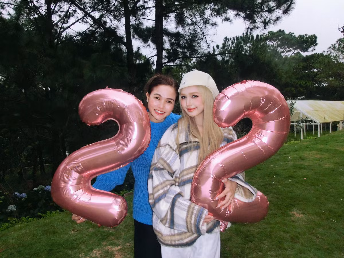 Trong loạt ảnh, Xoài Non rạng rỡ chụp ảnh cùng từng thành viên gia đình.