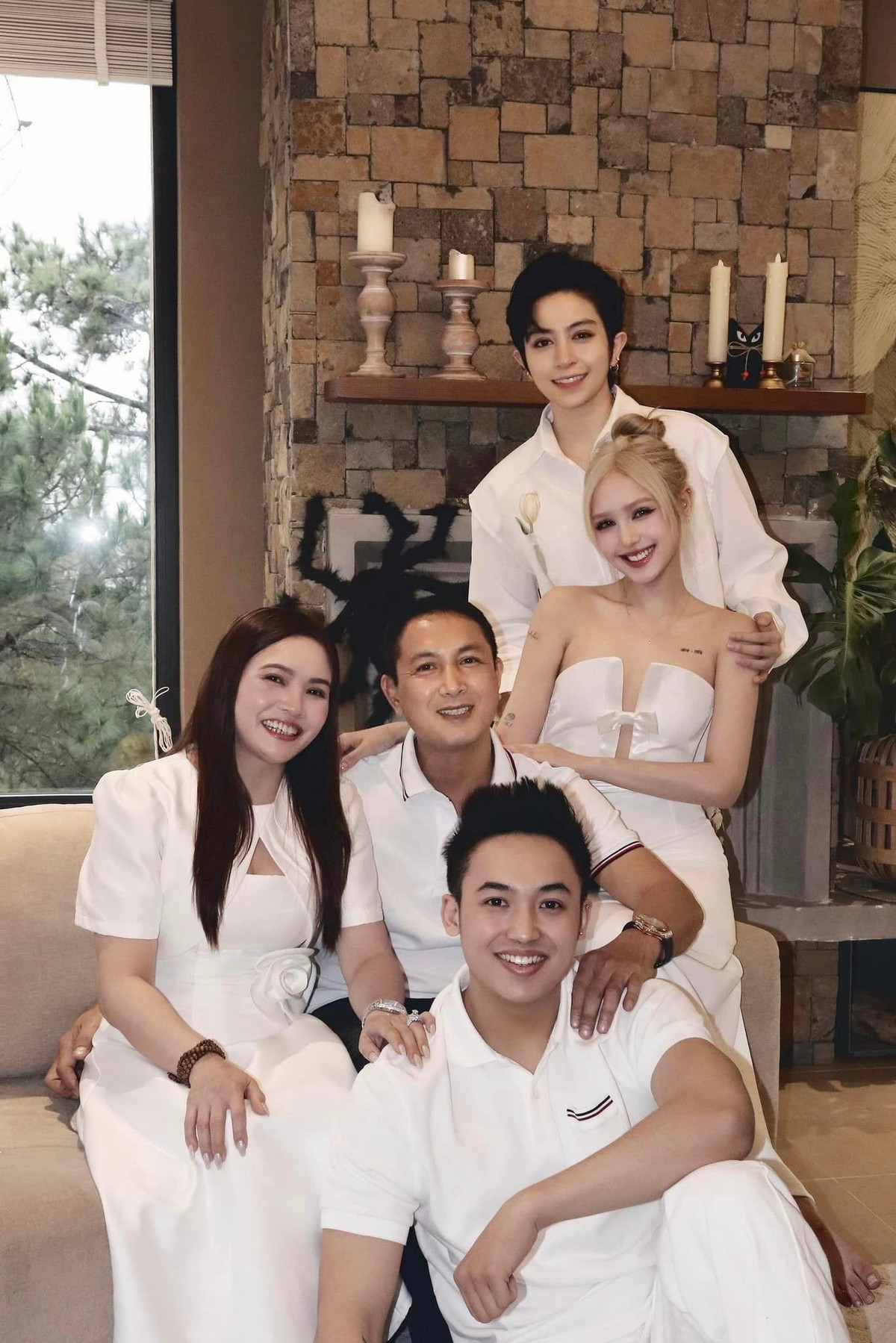 Cách đây ít ngày, Xoài Non thu hút sự quan tâm khi đăng tải bộ ảnh gia đình mừng sinh nhật ba ruột. Điều đáng chú ý là Gil Lê cũng xuất hiện trong bộ ảnh giống như một thành viên trong gia đình.