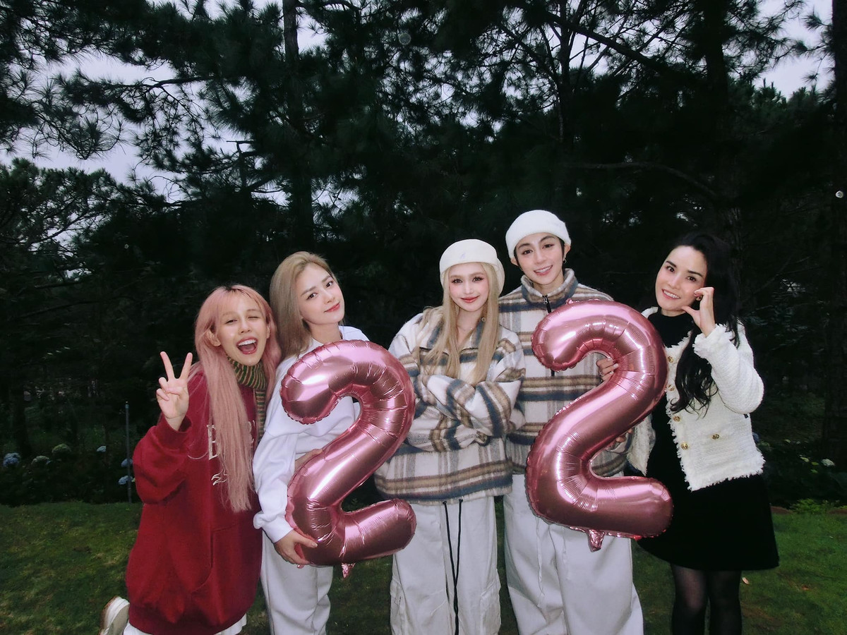 Hậu Hoàng, Dương Hoàng Yến và Thu Ngọc (từ trái qua) thân thiết với Gil Lê sau Chị đẹp đạp gió, cũng đã có mặt để tổ chức sinh nhật cho Xoài Non cùng Gil Lê.