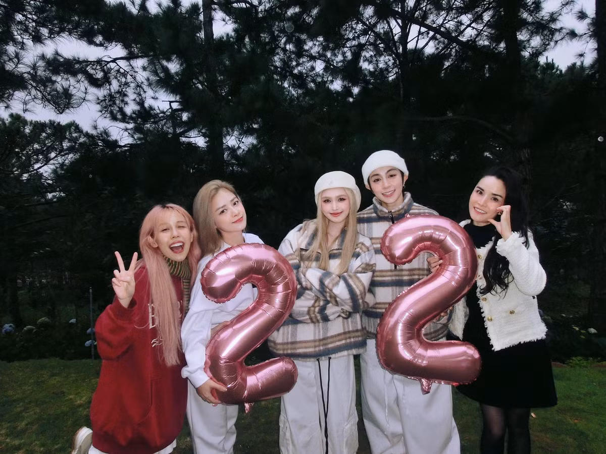 Hậu Hoàng, Dương Hoàng Yến và Thu Ngọc (từ trái qua) thân thiết với Gil Lê sau Chị đẹp đạp gió, cũng đã có mặt để tổ chức sinh nhật cho Xoài Non cùng Gil Lê.