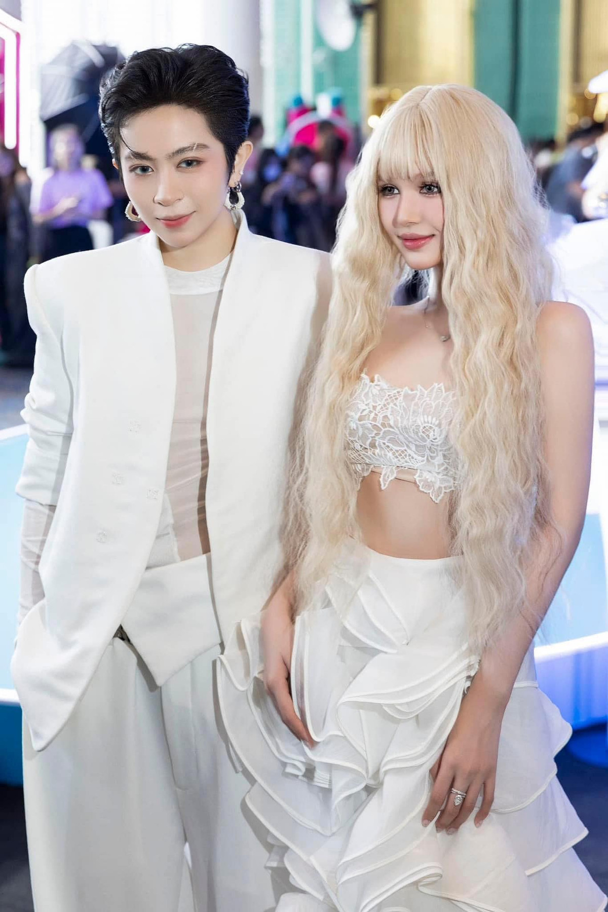 Xoài Non được bắt gặp "dính như sam" với Gil Lê khi đến ủng hộ người yêu trong hậu trường Chị Đẹp Đạp Gió Rẽ Sóng . (Ảnh: IGNV)