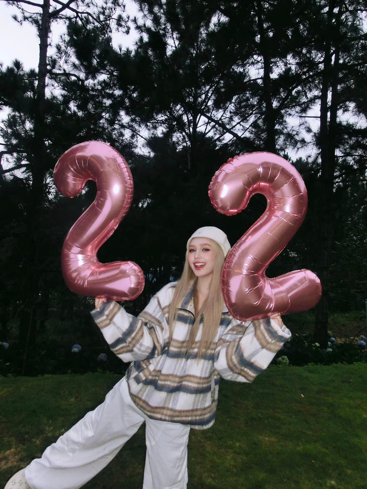 Cả hai có cử chỉ thân mật khi cùng livestream, tham gia sự kiện.