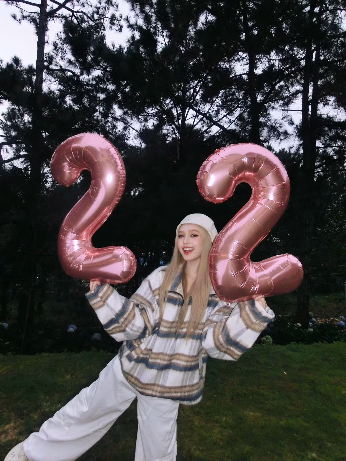 Cả hai có cử chỉ thân mật khi cùng livestream, tham gia sự kiện.