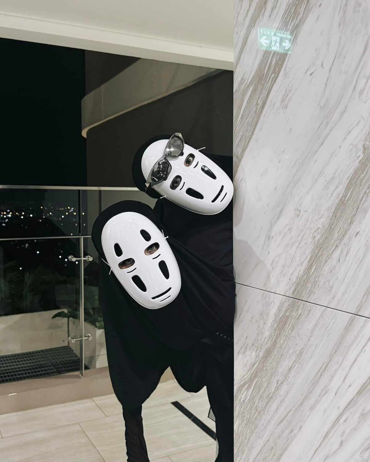 Bởi Gil Lê cùng có thói quen thường đeo kính trên trán.