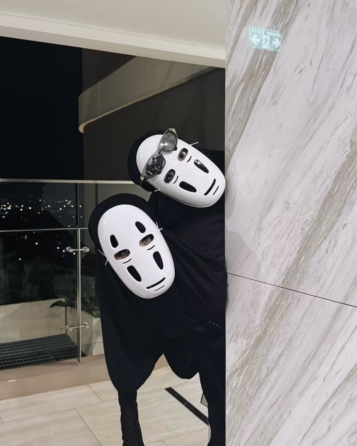 Bởi Gil Lê cùng có thói quen thường đeo kính trên trán.