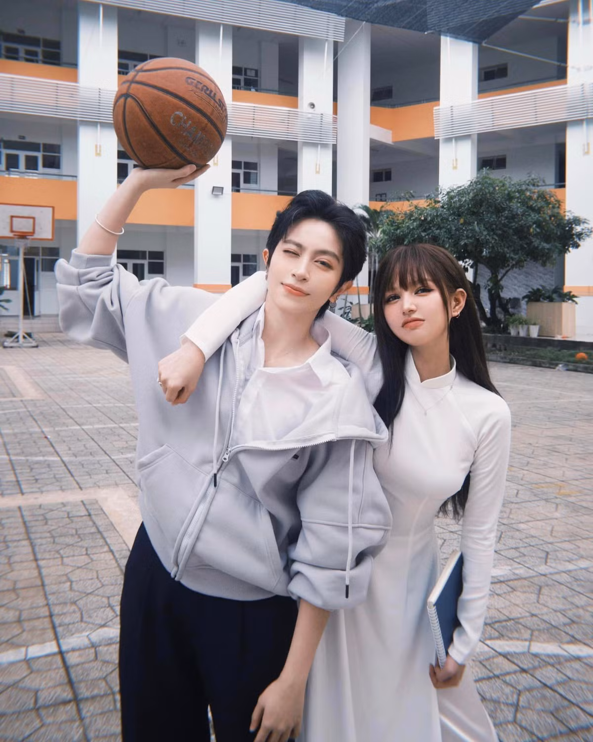 Xoài Non cũng chăm chỉ đăng ảnh đôi cùng Gil Lê, tuy nhiên cho biết chỉ là vì công việc. Cả 2 chưa chính thức công khai chuyện hẹn hò nhưng nhận về rất nhiều lời chúc phúc cùng "đẩy thuyền" của fan.