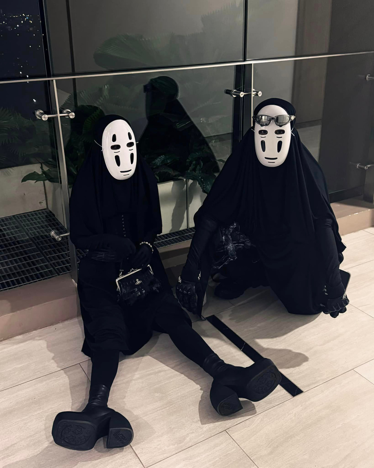 Trong mùa Halloween năm nay, Xoài Non đăng ảnh cosplay vô diện. Nhiều người suy đoán rằng người sóng đôi cùng cô nàng trong màn cosplay này là Gil Lê.