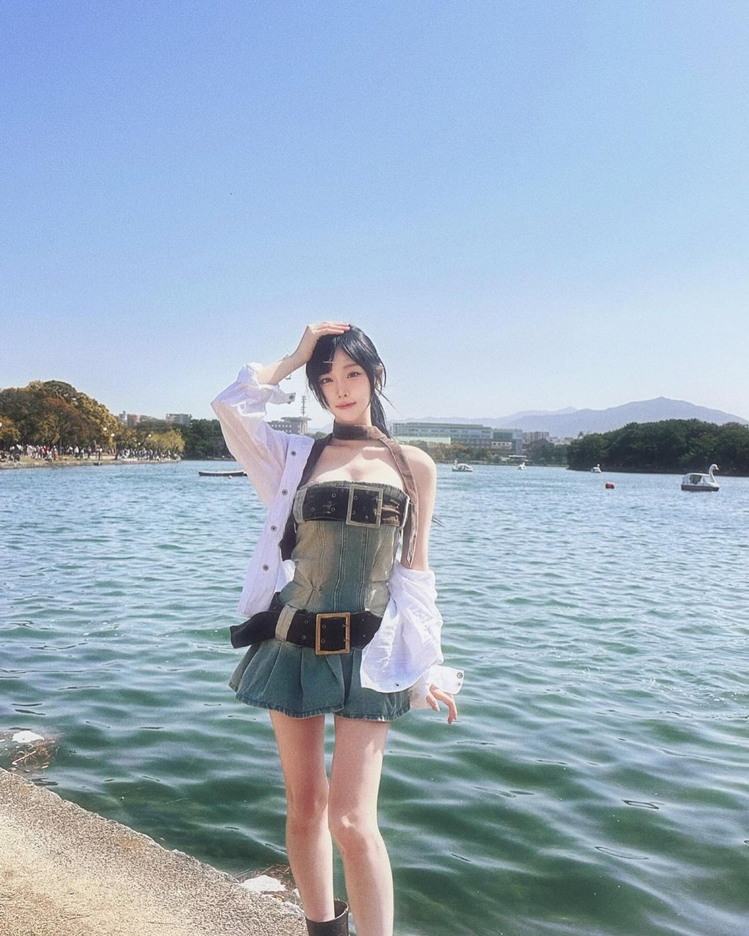 Woo Han-kyung sinh năm 1998 tại Daegu, Hàn Quốc. Từ thời đi học, cô nàng đã bắt đầu nổi tiếng nhờ vào những bức hình chụp ảnh trên sân trường.