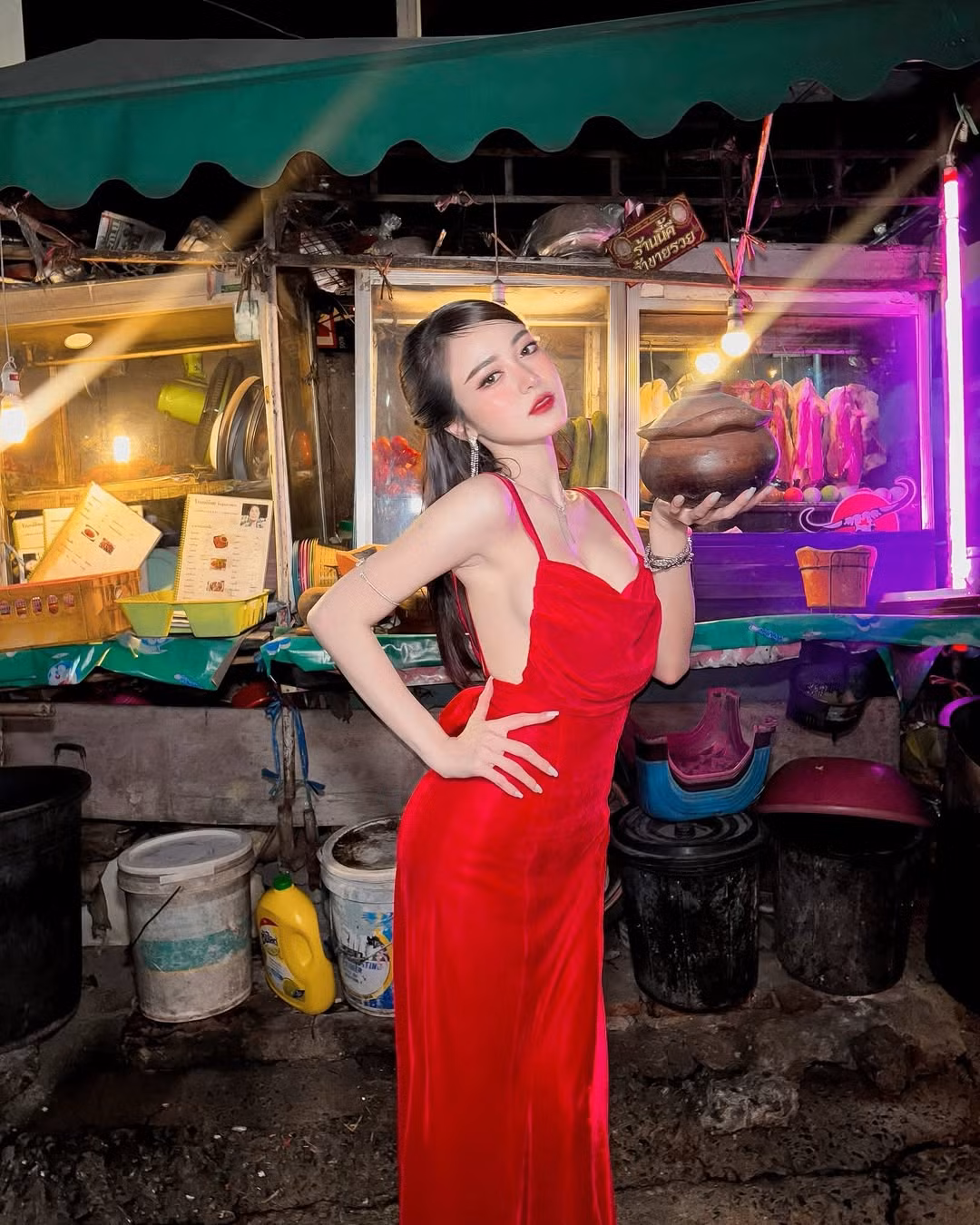 Theo đó, cô nàng này không phải ai xa lạ mà là nàng hot girl Thái Lan Pornsawan Phusua.