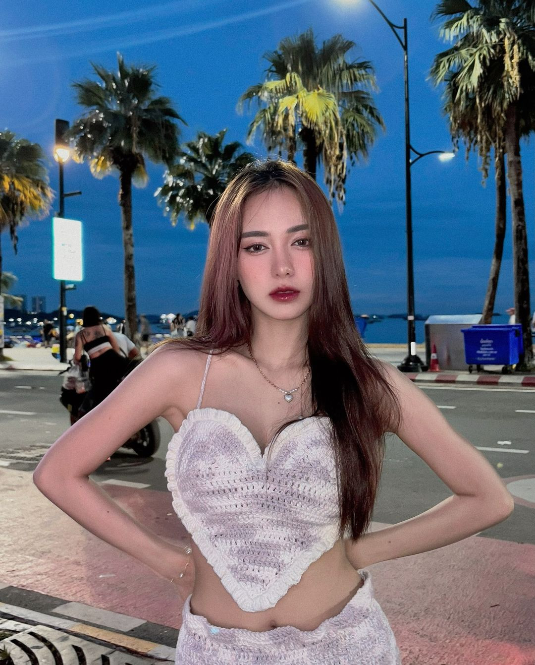 Cô nàng chăm chỉ khoe ảnh làm việc, vui chơi hoặc đi du lịch. (Ảnh: FBNV)