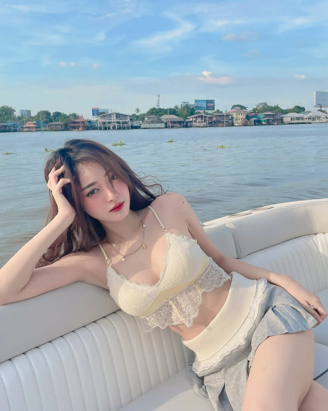 Dù hình thể nhỏ nhắn là vậy, Pornsawan Phusua vẫn sở hữu vóc dáng rất chuẩn chỉnh với ngực đầy, eo thon và đôi chân trắng nõn.