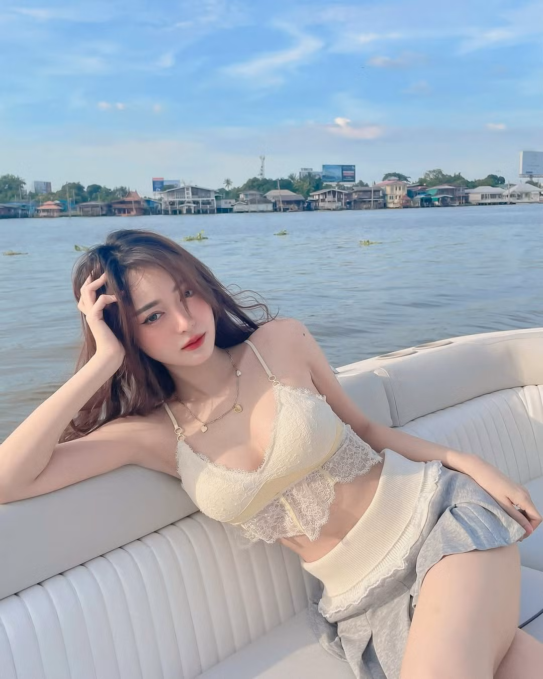 Dù hình thể nhỏ nhắn là vậy, Pornsawan Phusua vẫn sở hữu vóc dáng rất chuẩn chỉnh với ngực đầy, eo thon và đôi chân trắng nõn.